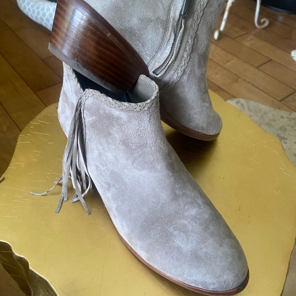 Suede Bootie’s with Fringe excellent condition size 7 - Picture 2 of 8